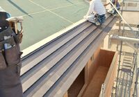屋根の施工を行う職人