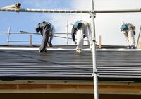 作業する屋根職人たち