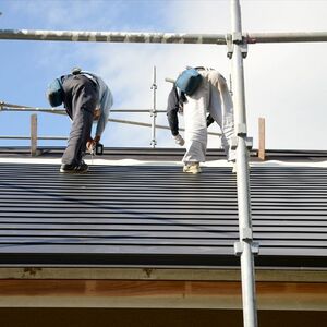 作業する屋根職人たち