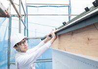 屋根の作業をする建築現場の男性スタッフ